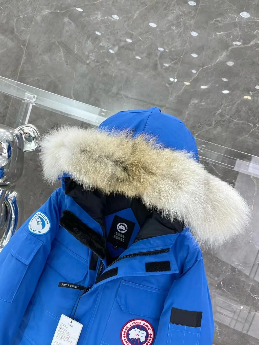 P840 Top version, original top quality Canadian brand Canada Goose has always been recognized as the warmest down jacket. Various Instagram celebrities, Internet celebrities, and celebrities often wear it for street photos. I do Canada Goose every year, but I still can’t get rid of my love for the geese. No matter how cold the weather is, there is no need to be afraid, because there are geese! ! The fur collar is made of top-grade imported coyote fur, which is not comparable to most of the loose and soft raccoon fur and fake fur on the market. The delicate and firm feel of the natural Siberian coyote fur collar is the sense of life that comes from the erosion of wind and frost in nature. The fur collar is removable! Filled with 90% white duck down, Canada Goose is the legendary warmest down jacket and is known as a must-have for Arctic outdoor sports! The most popular down jacket in the world, celebrities are rushing to buy it, it is a must-have! Same style for men and women Size: XS to XXXL Ready in stock😍😍